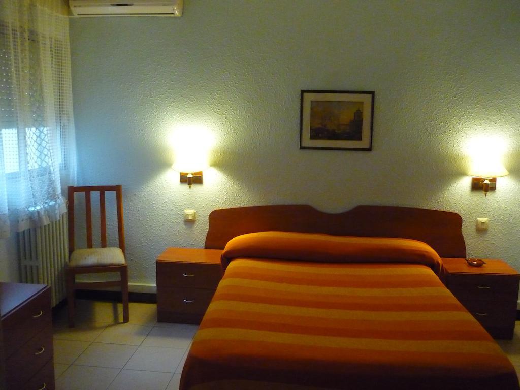Hostal El Centro Huesca Quarto foto
